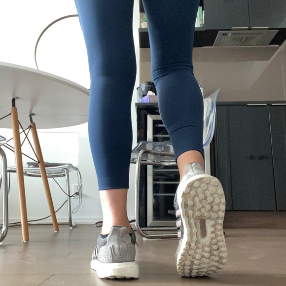 Ultra boost size 6.5 US (W) - Picture 3 of 8